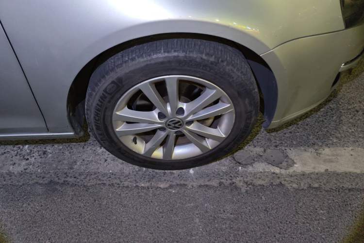 Used Volkswagen Sagitar 2011 1.4 TSI Automatic Tech Model Right Front Wheel Hub