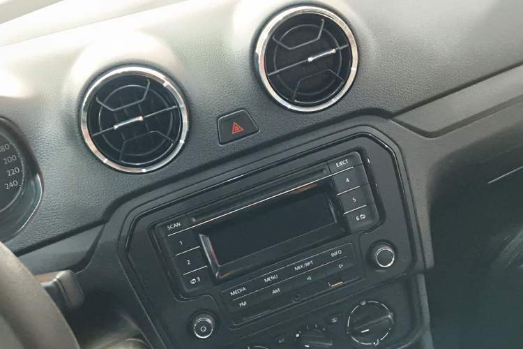 Used Volkswagen Jetta 2019 Dream Edition 1.4L Manual Fashion Version Audio And AC Panel