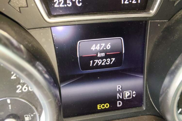 Used Mercedes-Benz M-Class 2015 ML 400 4MATIC Dynamic Model Odometer Close Up