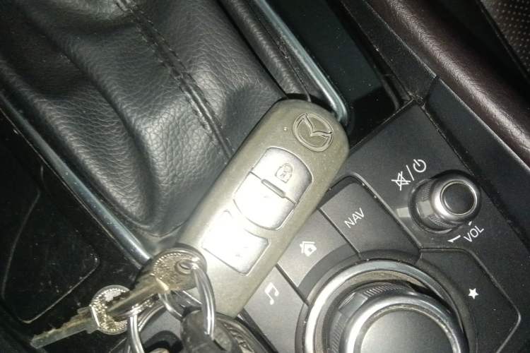 Used Mazda 3 Axela 2017 Sedan 2.0L Automatic Flagship Model China V Standard Vehicle Key