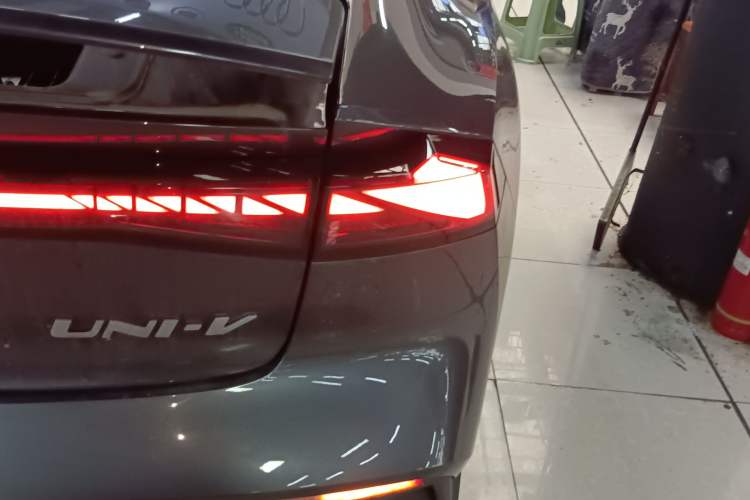 Used CHANGAN UNI-V 2025 1.5T 500Bar High-Energy Version Exterior 3