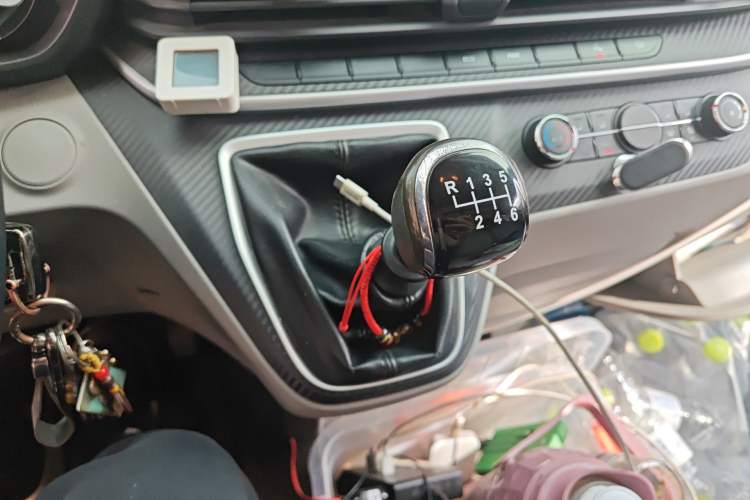 Used SAIC MAXUS Xintu V90 2021 2.0T Manual Zhiyun King Rear-Drive Single-Tire Extended-Wheelbase High-Roof 7-Seater Gear Lever