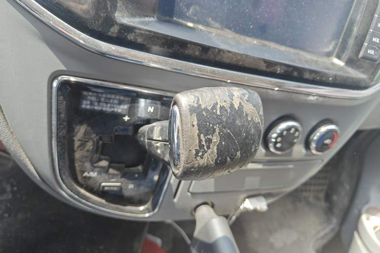 Used SAIC MAXUS Xintu V80 2018 2.5T AMT Elite Edition Short Wheelbase Mid-Roof Design 5-6 Seater Gear Lever