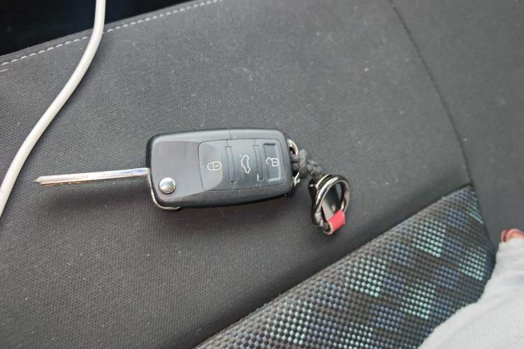 Used SAIC MAXUS Xintu V80 2024 Aotong Value Edition 6AMT Short Wheelbase Mid-Roof Model 127 Ps 5/6 Seats