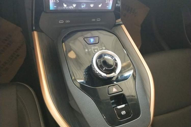 Used Toyota bZ3 2023 616 km Long-Range Premium Gear Lever