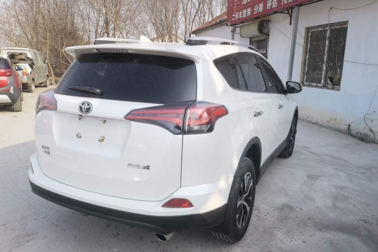Used Toyota RAV4 2016 2.0L CVT Two-Wheel Drive Fashion Edition China V Standard Rear Right 45 Deg