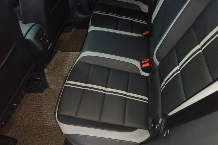 Used Volkswagen T-ROC 2025 Facelifted 300TSI DSG Two-Wheel-Drive Chen Guang Edition
