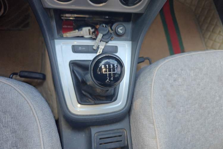 Used Volkswagen Lavida 2013 Revised Classic 1.6L Manual Fashion Edition Gear Lever