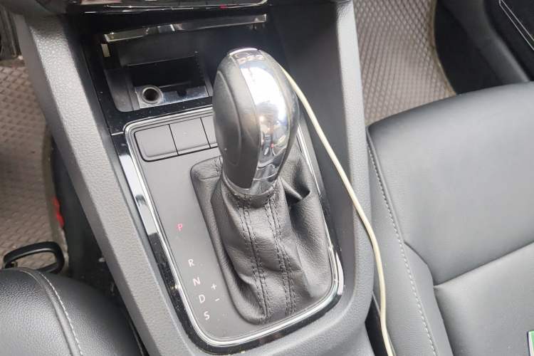 Used Volkswagen Sagitar 2016 230TSI 25th Anniversary Edition Gear Lever