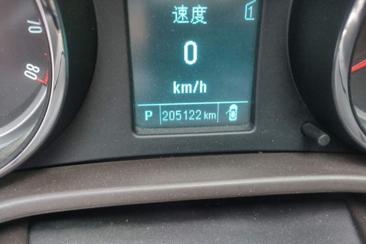 Used Buick Regal 2014 2.0L Leading Fashion Edition Odometer Close Up