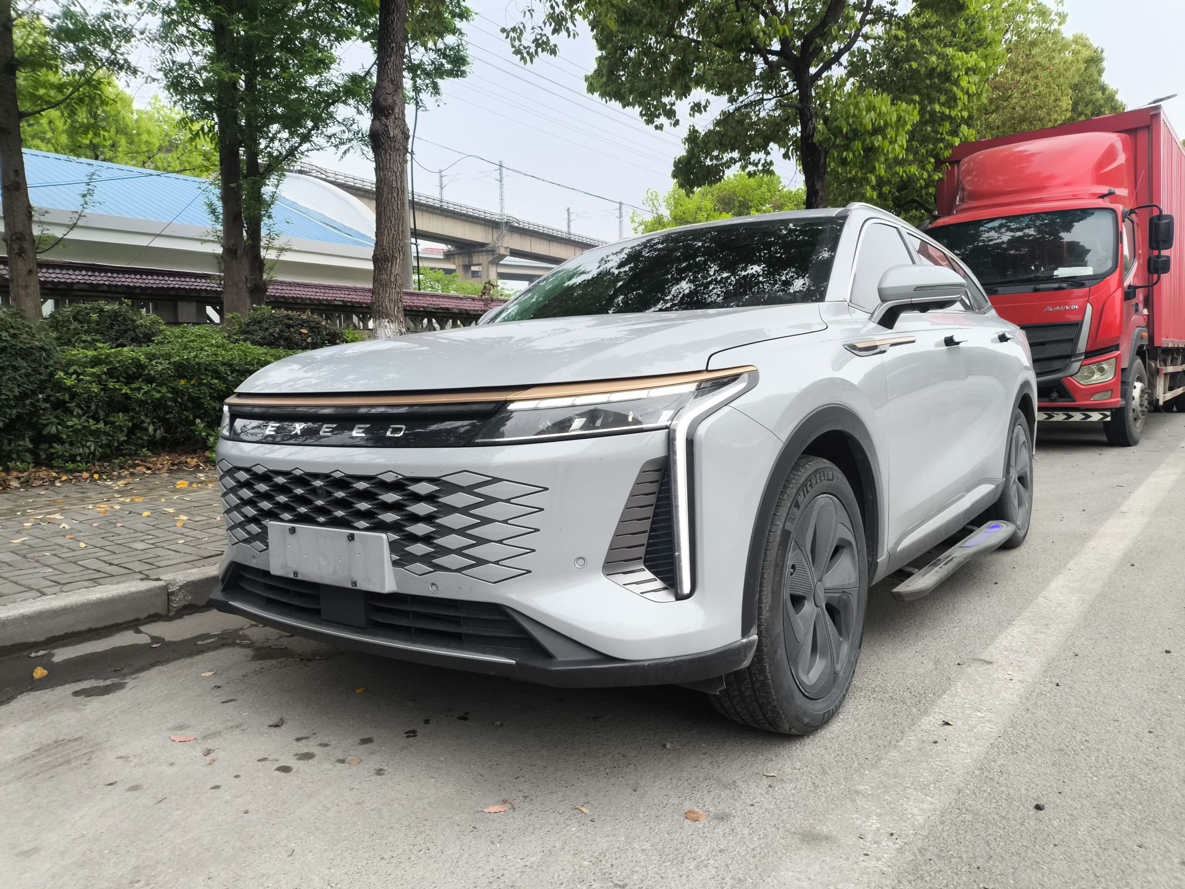 Под передней частью автомобиля