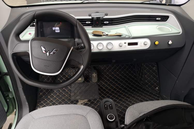 Used Wuling Hongguang MINIEV 2021 Macaron Premium Model – Lithium-NMC Center Console