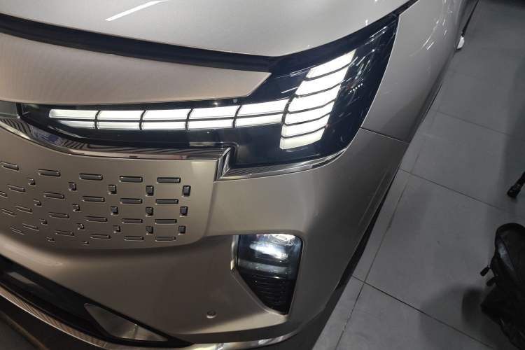 Used Volvo EM90 2025 Ultra Six-Seater