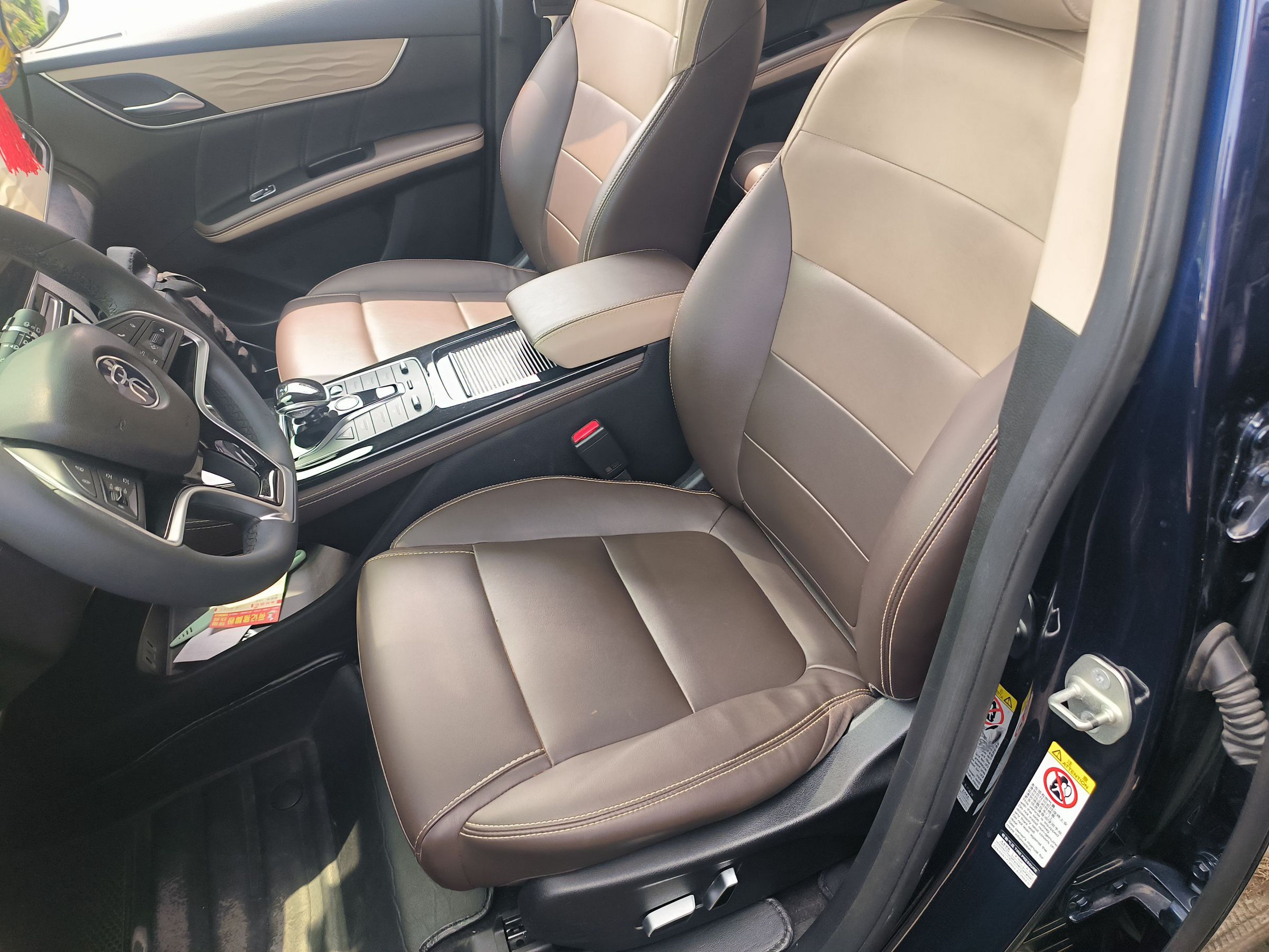 المقاعد الأمامية داخل السيارة