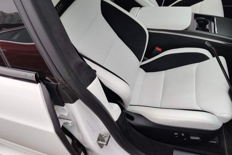 Used Tesla Model S 2023 Three-Motor All-Wheel-Drive Plaid Version Right Front Seat