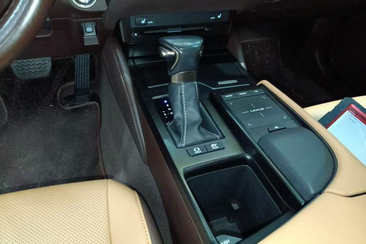 Used Lexus ES 2020 300h Premier Edition

