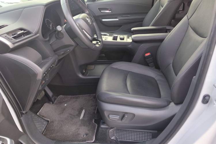 Used Toyota Sienna 2023 2.5L Hybrid Deluxe Edition
