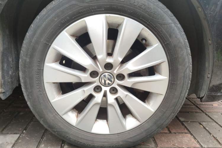 Used Volkswagen Lavida 2013 Restyled Classic 1.6L Automatic Comfort Edition Right Front Wheel Hub