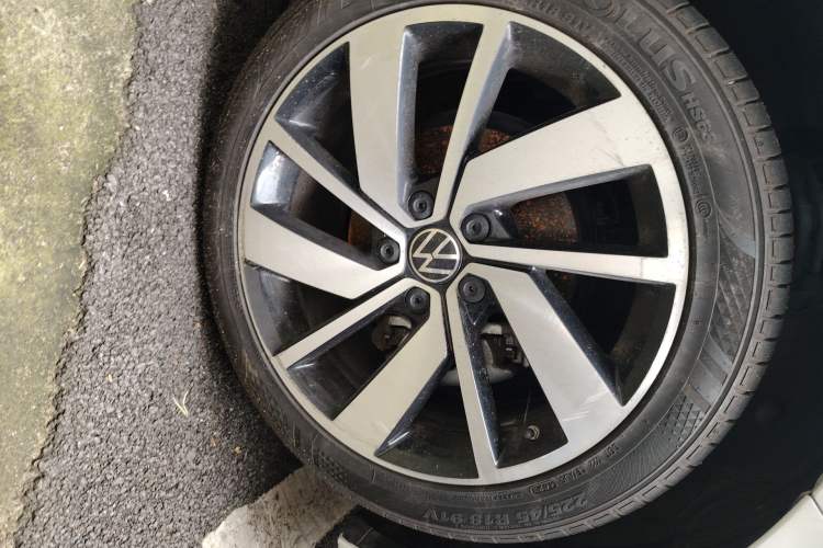 Used Volkswagen Sagitar 2023 300TSI DSG Excellence Edition Right Front Wheel Hub