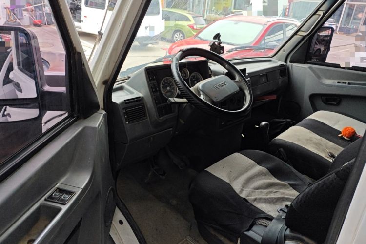 Used Iveco Daily 2017 2.5T A35 Low-Roof 5-7 Seater Passenger Van 47Z5
