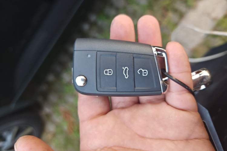 Used Volkswagen T-ROC 2025 Facelifted 300TSI DSG Two-Wheel-Drive Starlight Edition
