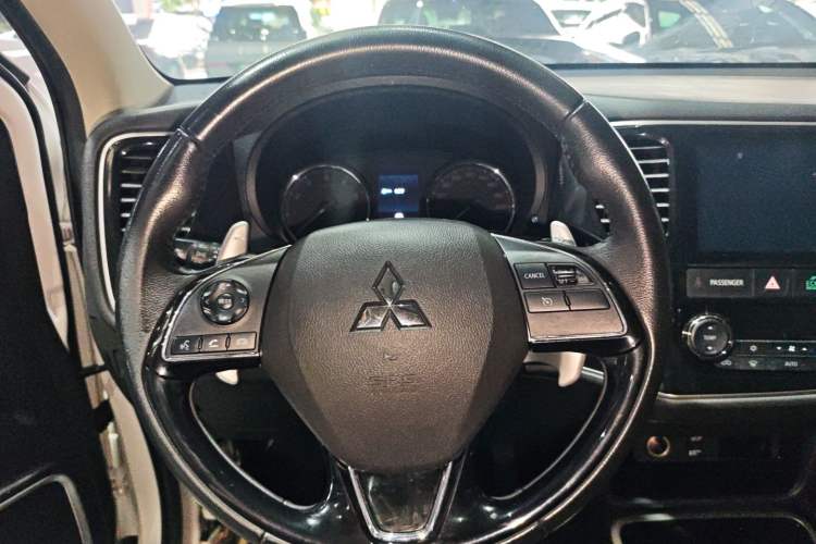 Used Mitsubishi Outlander 2018 2.4L 4x4 Luxury Edition 7-Seater Steering Wheel