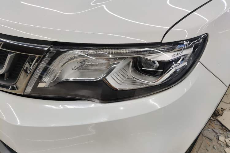 Used Geely Auto Emgrand X7 Sport 2018 1.8TD Automatic Two-Wheel Drive Smart Connect 4G Internet Edition Left Front Headlight