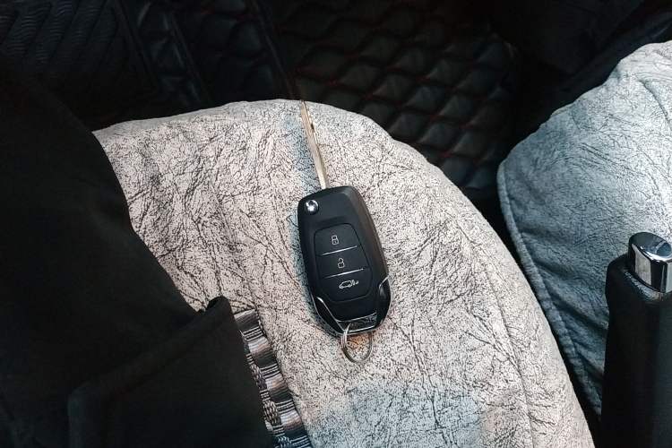 Used SAIC MAXUS Xintu V90 2020 2.0T AMT Yunjie Edition Front-Wheel Drive Rear Single Tire Short Wheelbase Mid-Height 6-Seater
