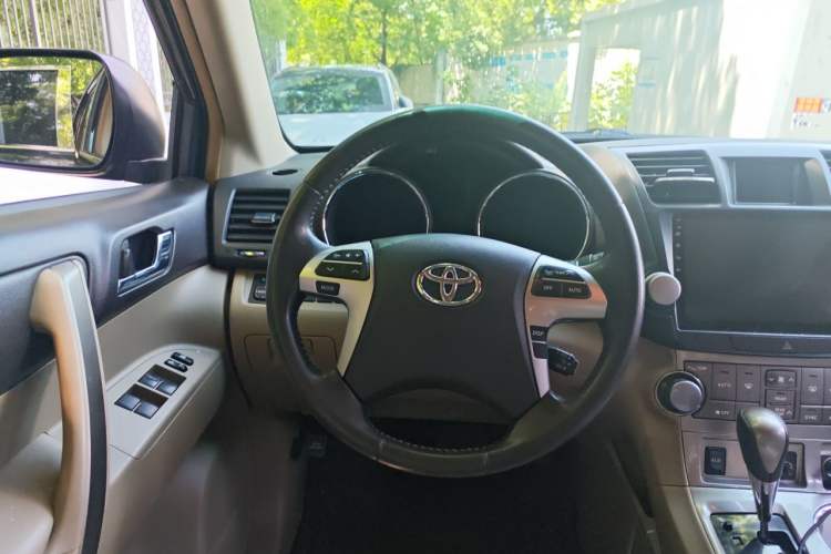 Used Toyota Highlander 2012 2.7L Two-Wheel Drive 7-Seater Luxury Edition
