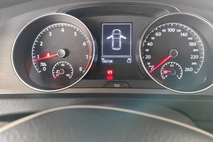 Used Volkswagen Golf 2014 1.4 TSI Manual Comfort Model Odometer Close Up