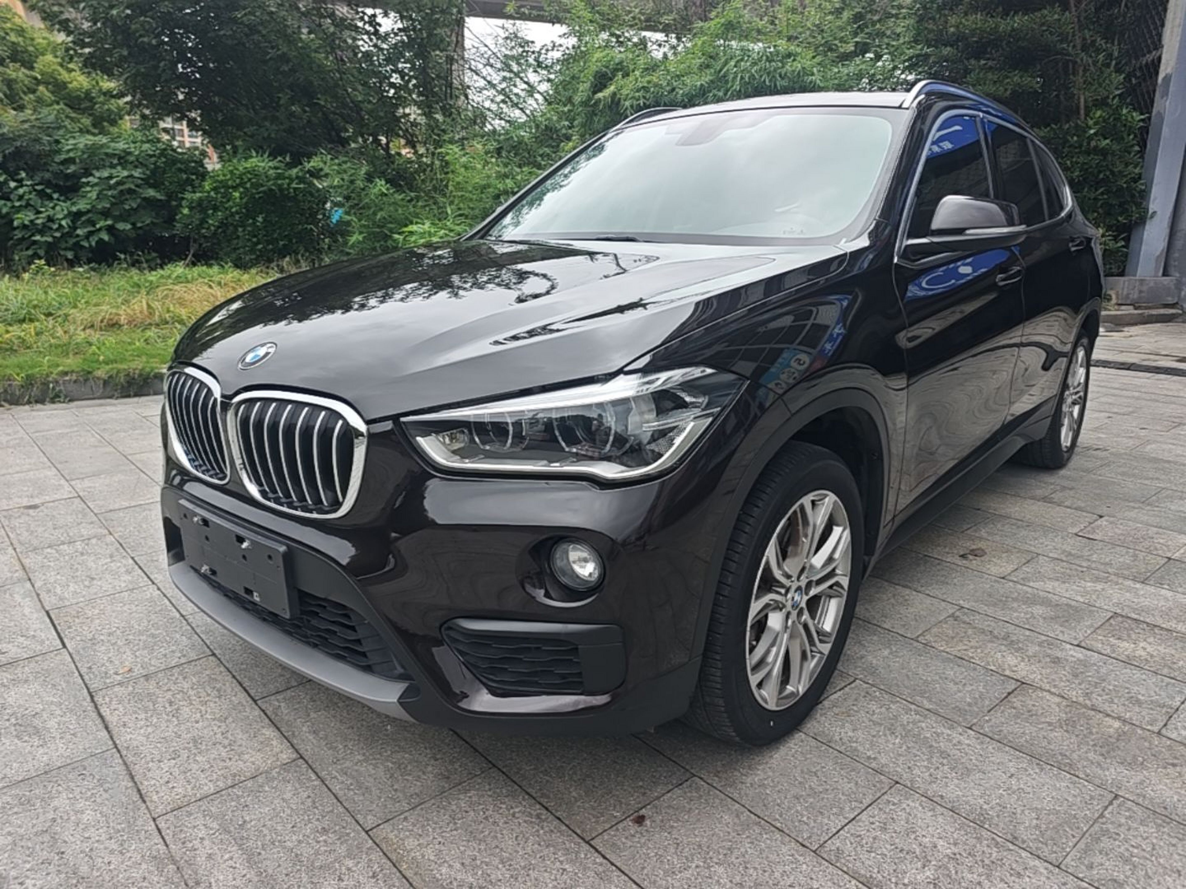 Unter der Vorderseite des Autos