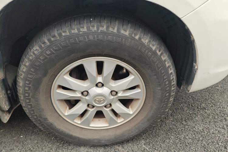 Used Toyota Land Cruiser 2010 4.0L Automatic VX Right Front Wheel Hub