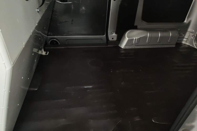 Used Wuling Hongguang V 2022 1.5L Jingqu Edition Enclosed-Window Vehicle with Hydraulic Power Steering LAR