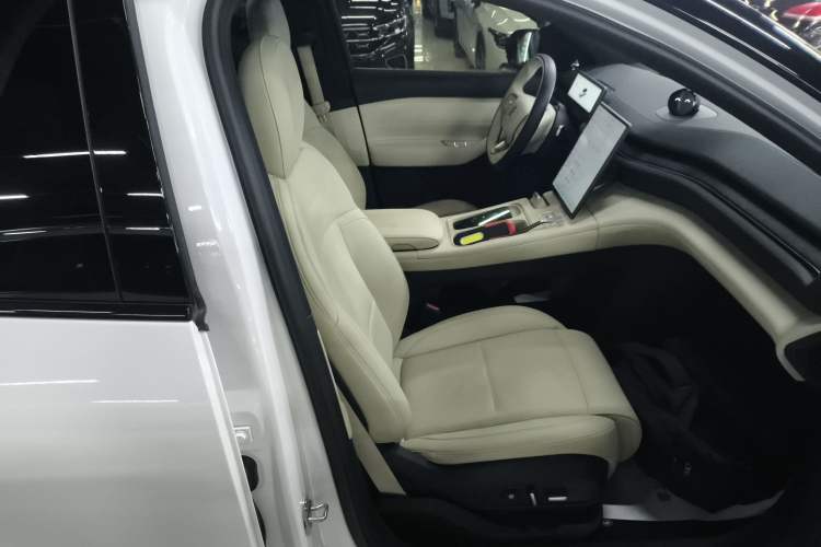 Used Nio ES6 2024 75 kWh Right Front Seat