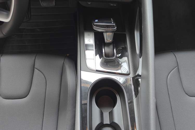 Used Hyundai Elantra 2023 1.5L CVT GLX Elite Edition Gear Lever