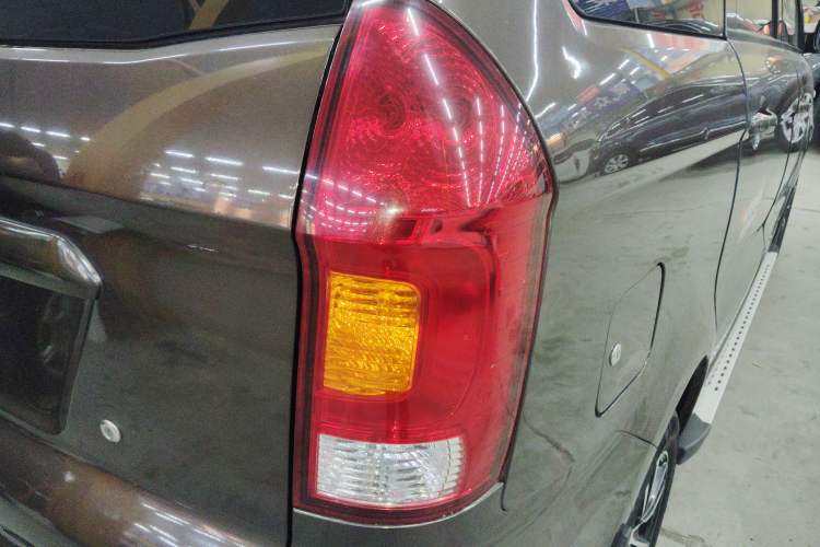 Used Dongfeng Fengon 330 2014 1.5L Manual Utility Version DK15 Exterior 3