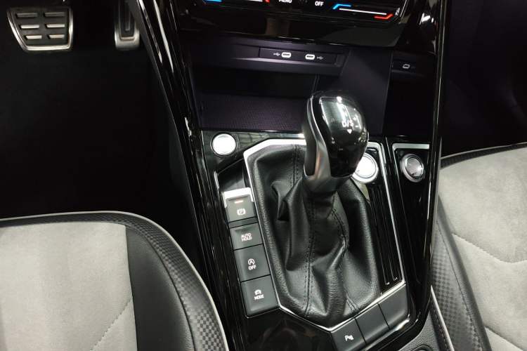 Used Volkswagen Tayron X 2020 330TSI Two-Wheel Drive Luxury Smart Connectivity Version Gear Lever