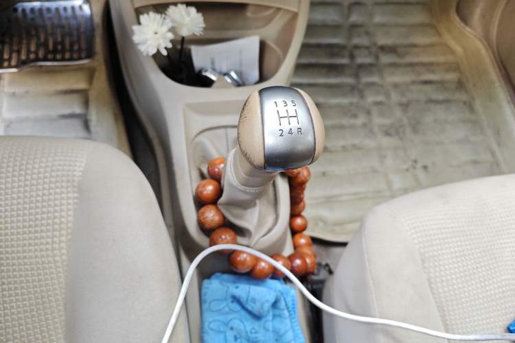 Used Nissan Livina 2013 1.6XE Manual Comfort Edition Gear Lever