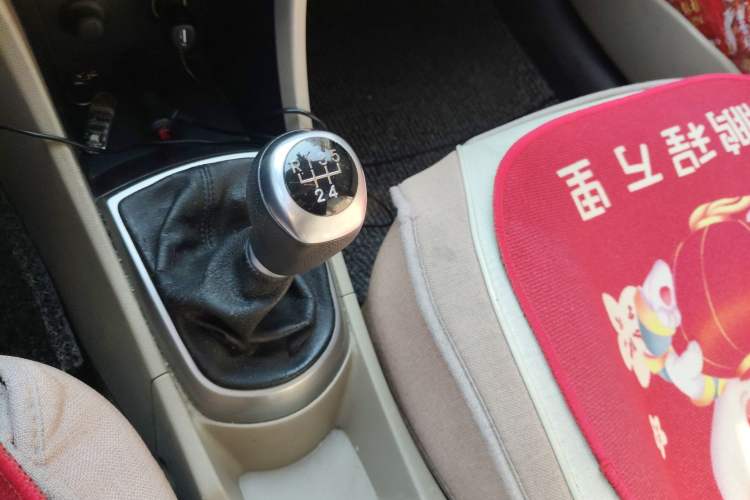 Used Hyundai Verna (older generation) 2014 1.4L Manual Smart GLS Trim Gear Lever