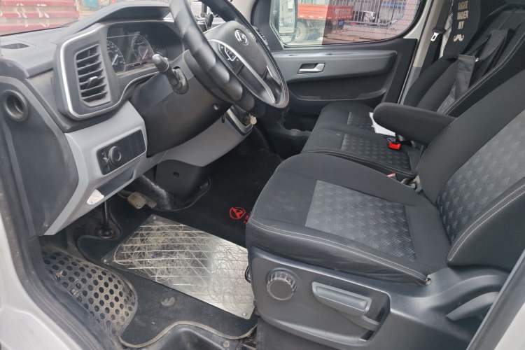 Used SAIC MAXUS Xintu V80 2024 Aotong Value Edition 6AMT Short Wheelbase Ultra-Low Roof 127 Ps 5/6 Seats