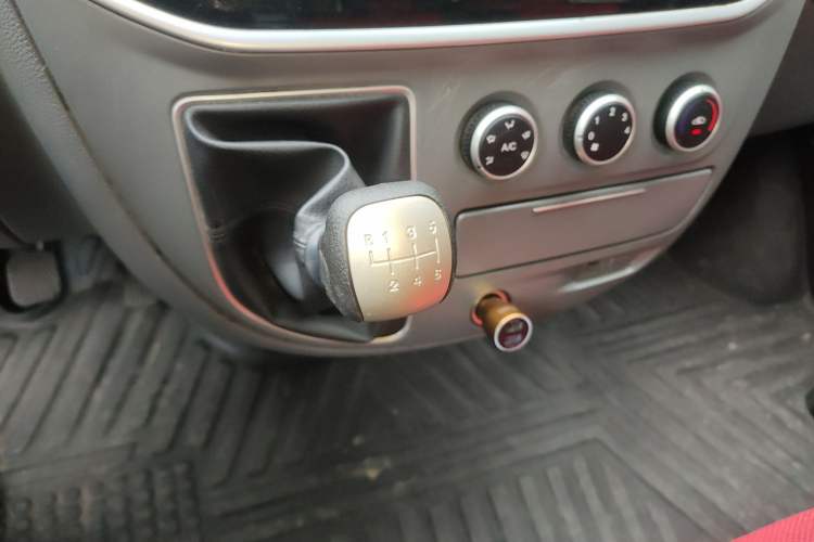 Used SAIC MAXUS Xintu V80 2019 2.5T Classic Edition 6-Speed Manual – Aoyuntong Short Wheelbase Mid-Height Design 5/6 Seats