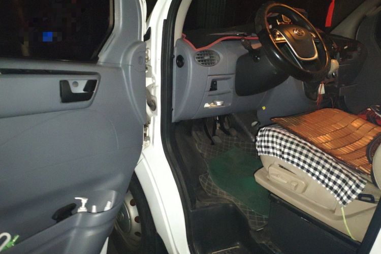 Used SAIC MAXUS Xintu V80 2019 2.5T Classic Model 6-Speed Manual Aotong Long Wheelbase Mid-Height 7-Seater
