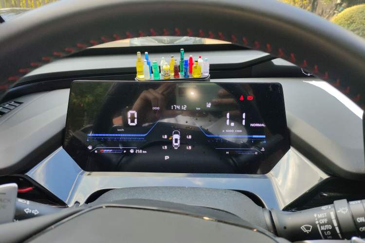 Used CHANGAN OSHAN Z6 2023 Blue Whale 1.5T DCT Smart Luxury Model
