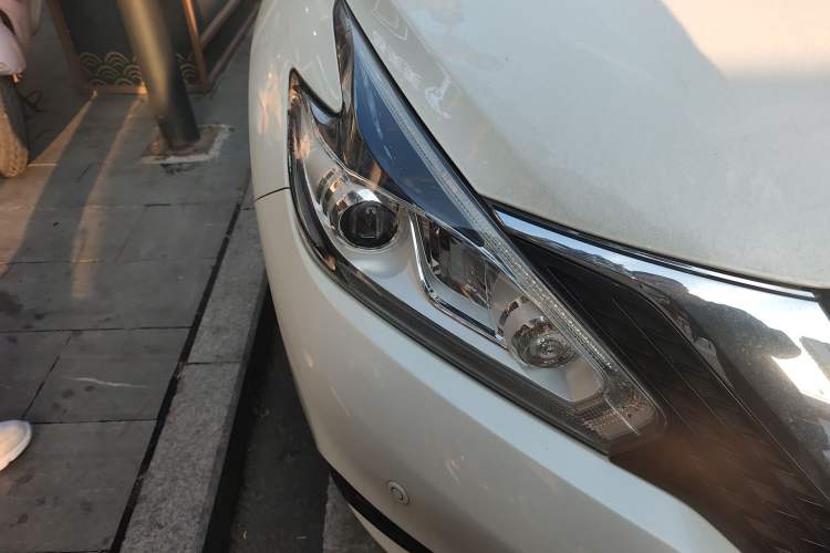 Used Nissan Murano 2015 2.5L XV RES Two-Wheel Drive Luxury Edition Right Front Headlight