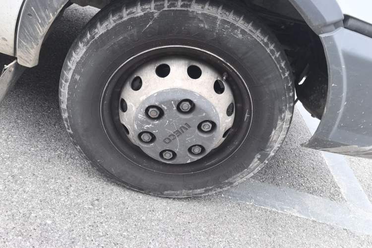 Used Iveco Daily 2022 2.5T A37 M1 Passenger Van 5-9 Seats Long Wheelbase Mid-Roof Design Dual Tires Manual Doors Right Front Wheel Hub