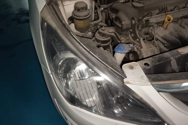 Used Hyundai Verna (older generation) 2010 Sedan 1.4L Manual Comfort GS Right Front Headlight