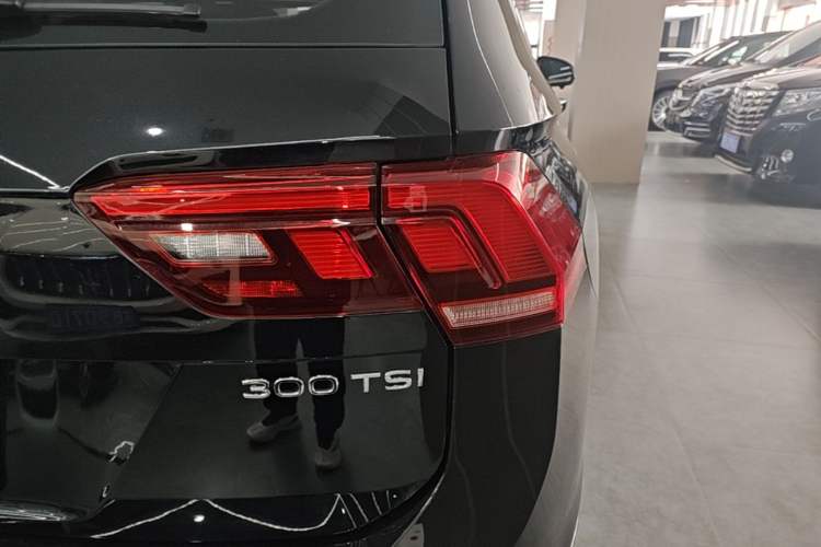 Used Volkswagen Tiguan L 2024 Outstanding Model 300TSI Automatic Two-Wheel Drive Longteng Edition Right Rear Taillight