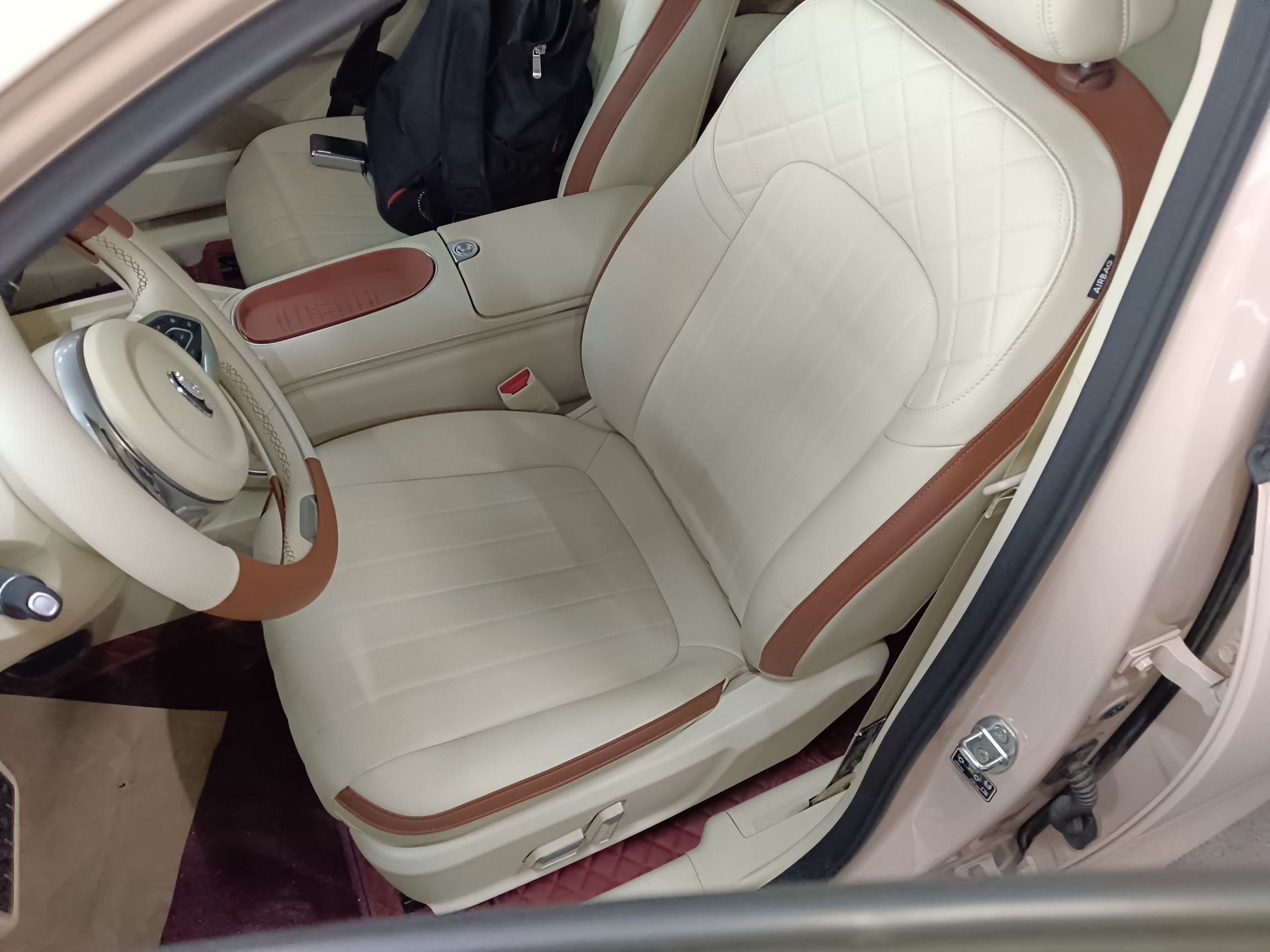 المقاعد الأمامية داخل السيارة