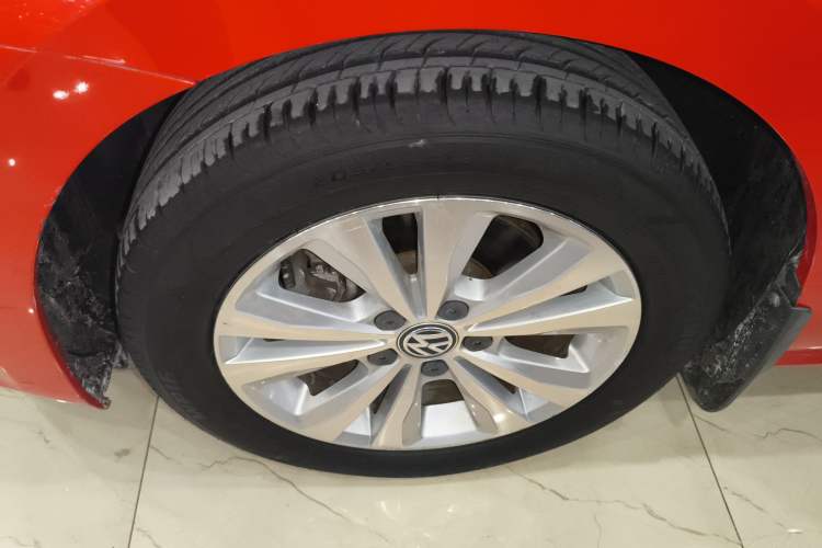 Used Volkswagen Golf Sportsvan 2016 180TSI Automatic Trend Model Left Front Wheel Hub