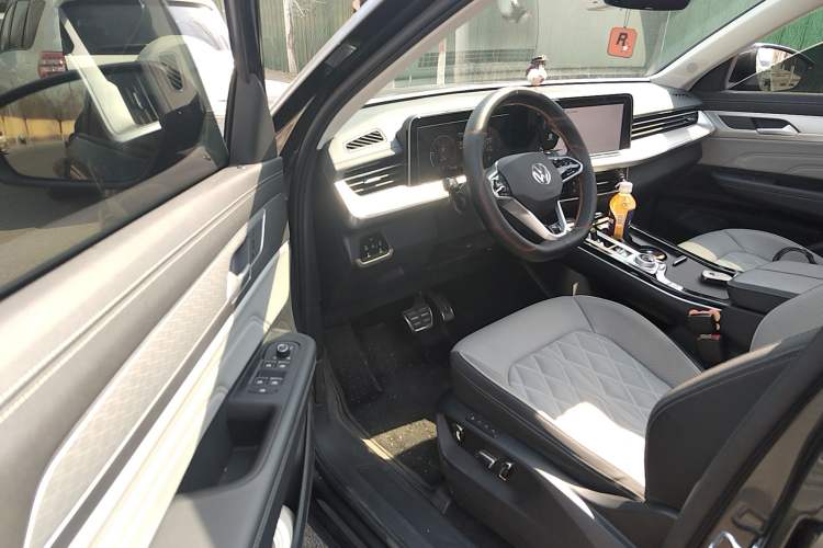 Used Volkswagen Tavendor 2024 380TSI All-Wheel-Drive R-Line Cruise Premium Edition Driver Seat